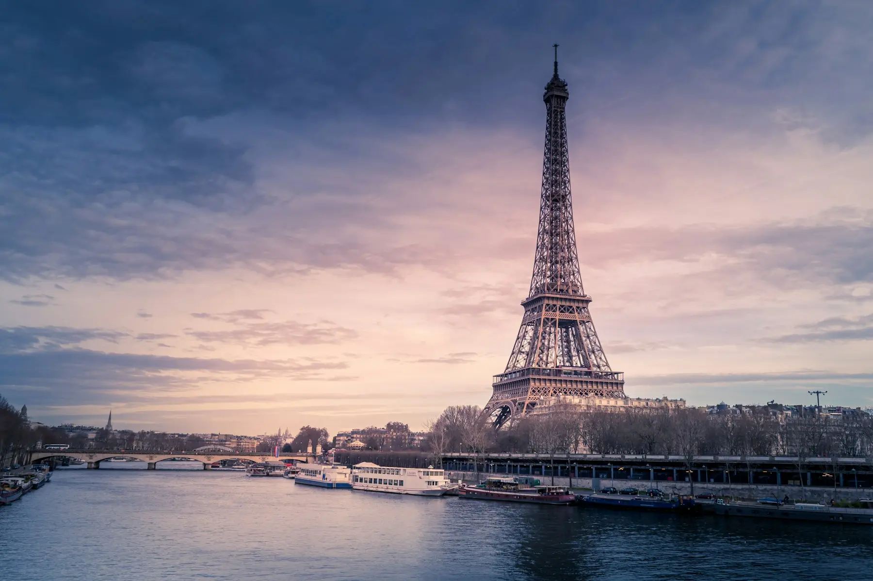 Torre Eiffel e paisagem urbana de Paris ao entardecer