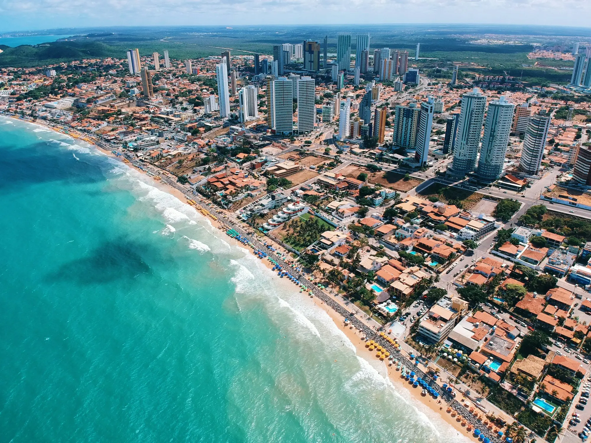 Vista aérea da orla urbana à beira-mar em Alagoas