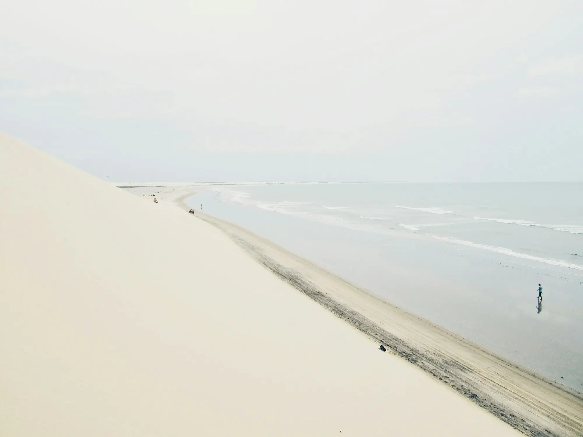 Praia com dunas e faixa de areia no litoral cearense