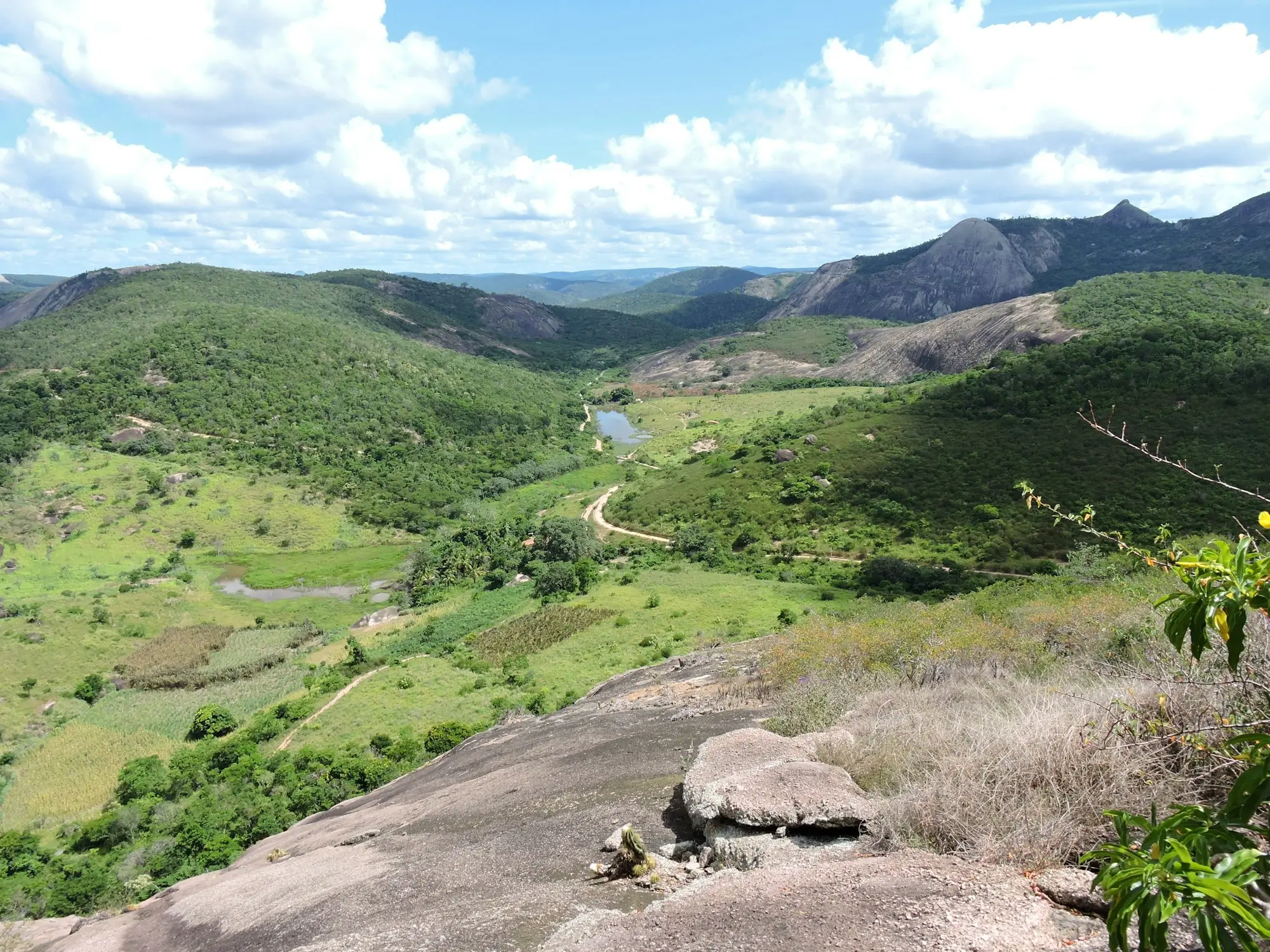 Paisagem de montanhas e vale verde em Minas Gerais