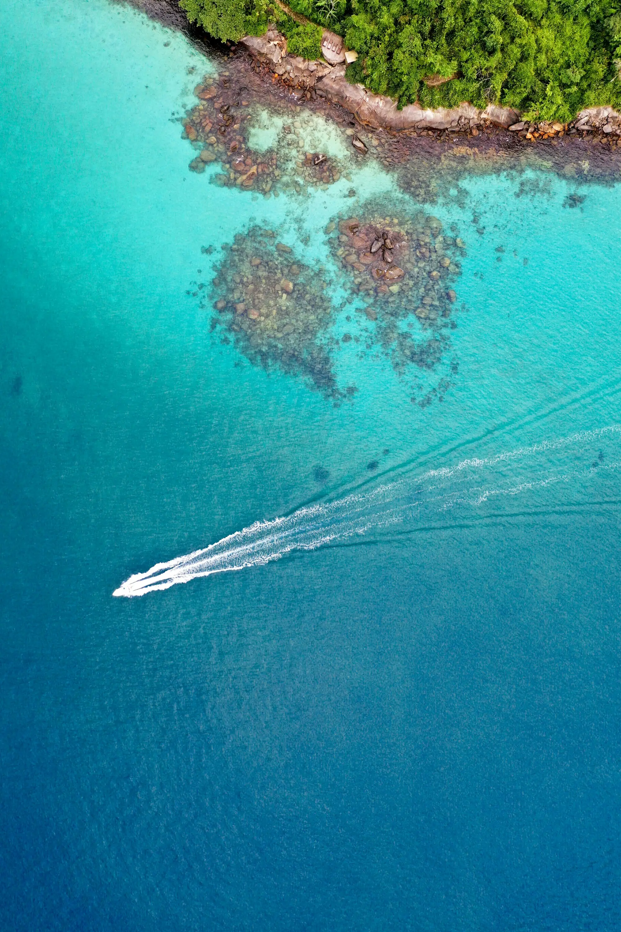 Vista aérea de águas turquesa e ilhas na Baía de Angra dos Reis
