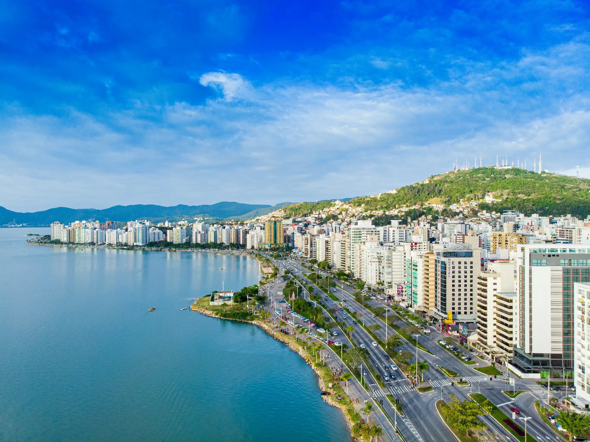 Orla urbana à beira-mar em Florianópolis, Santa Catarina