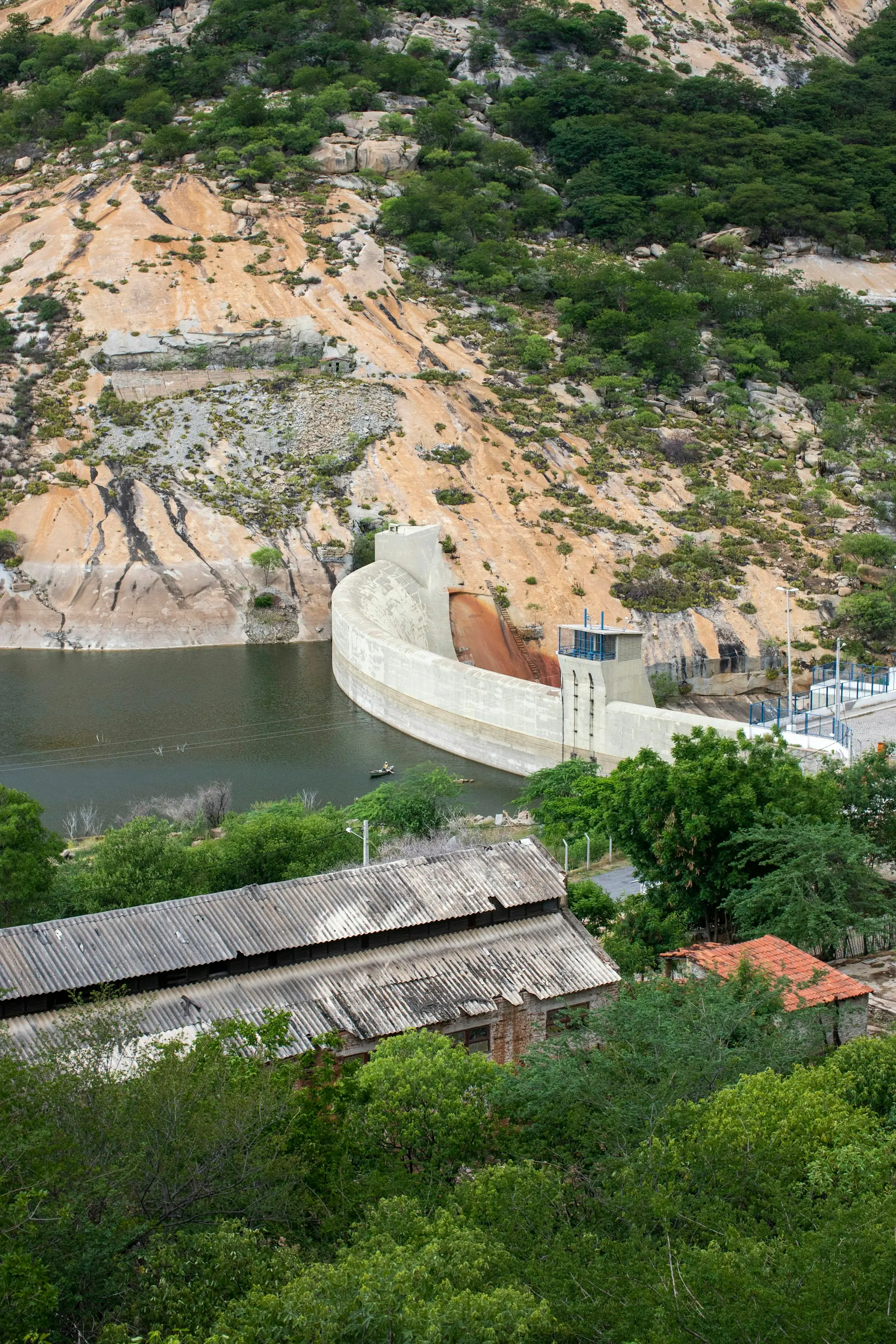 Represa cercada por vegetação no interior de São Paulo