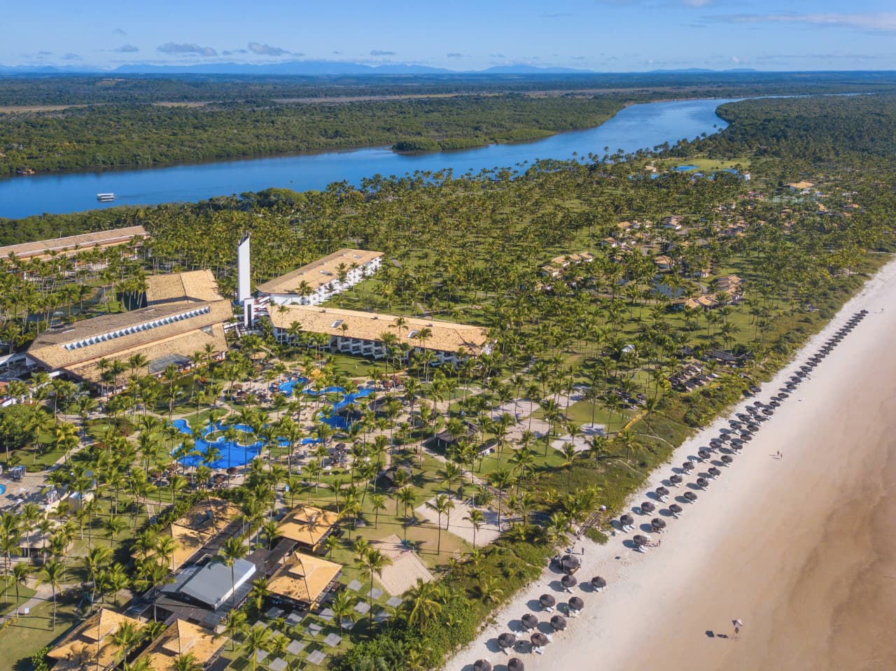 Vista aérea do Transamerica Comandatuba entre praia e natureza